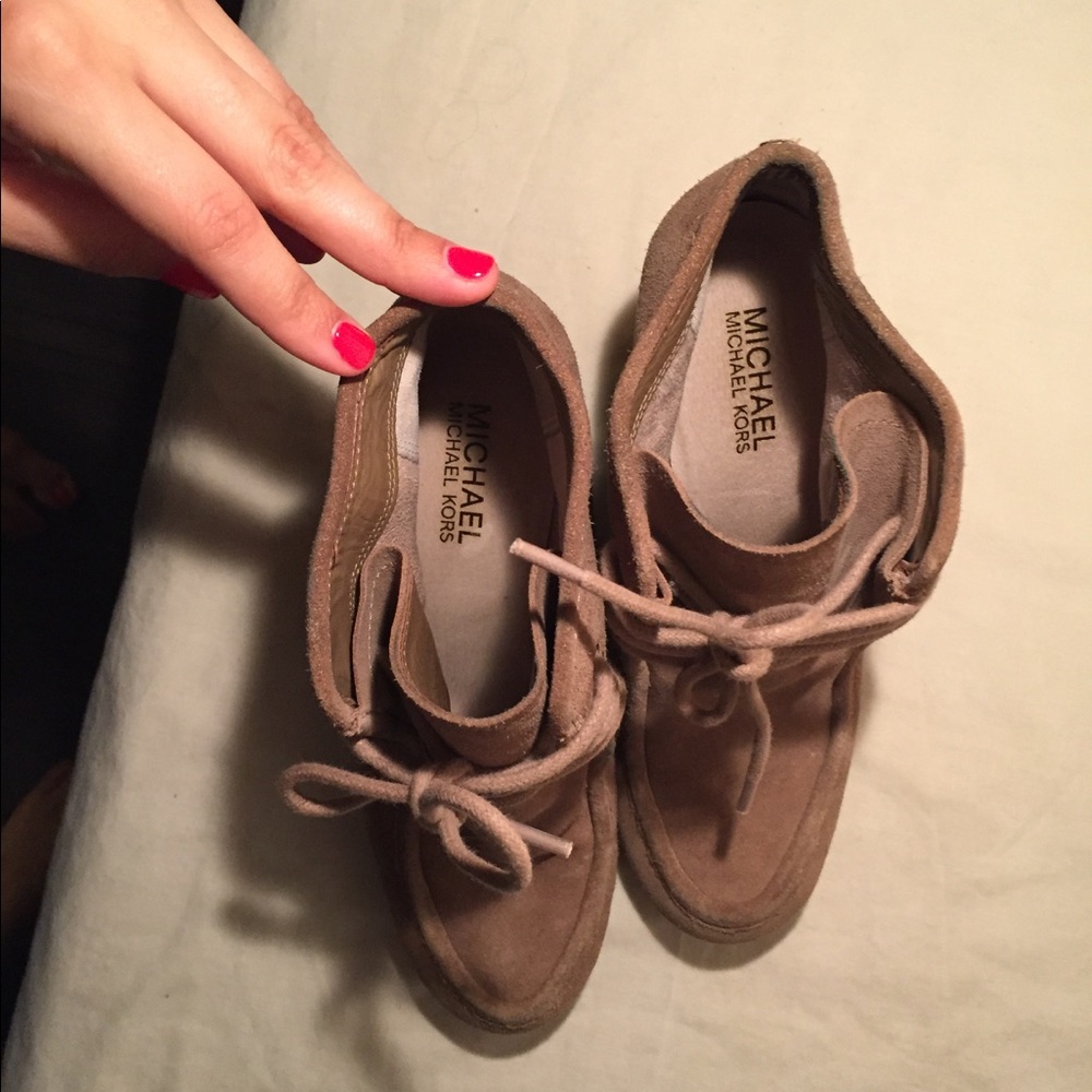 Low ankle wedge; suede  boot